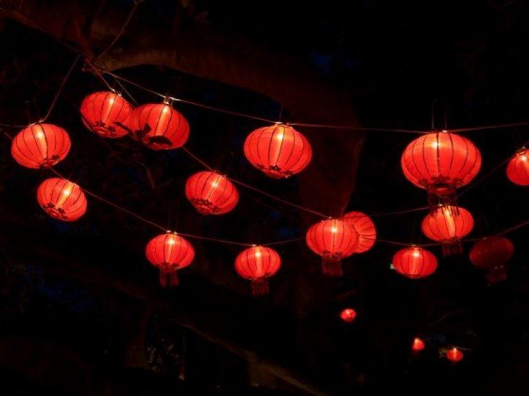 Фонари зажигают вечер