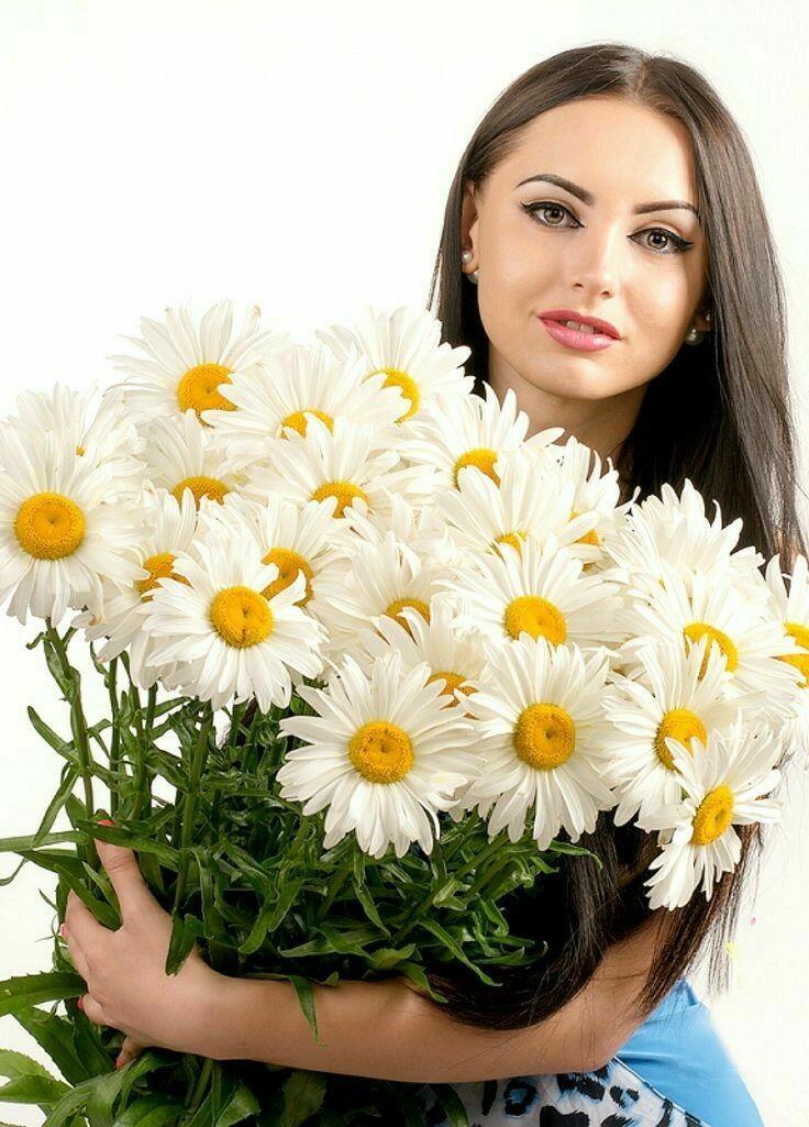 КРАСИВО ЖЕНЩИНА ИДЁТ