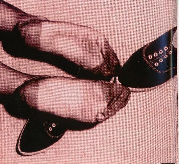 Светились стопы сквозь капрон…