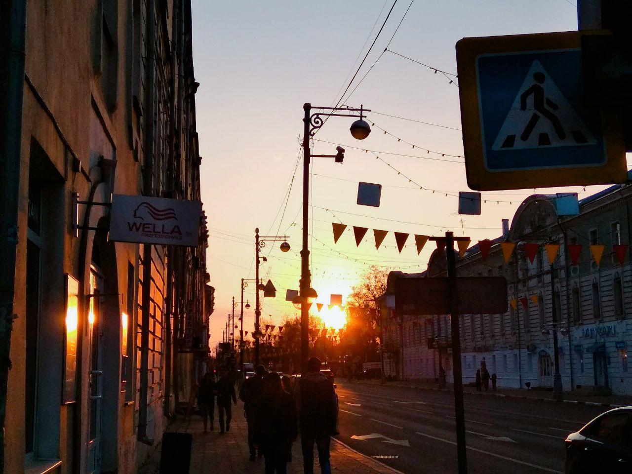 В порывах теплого объятья.