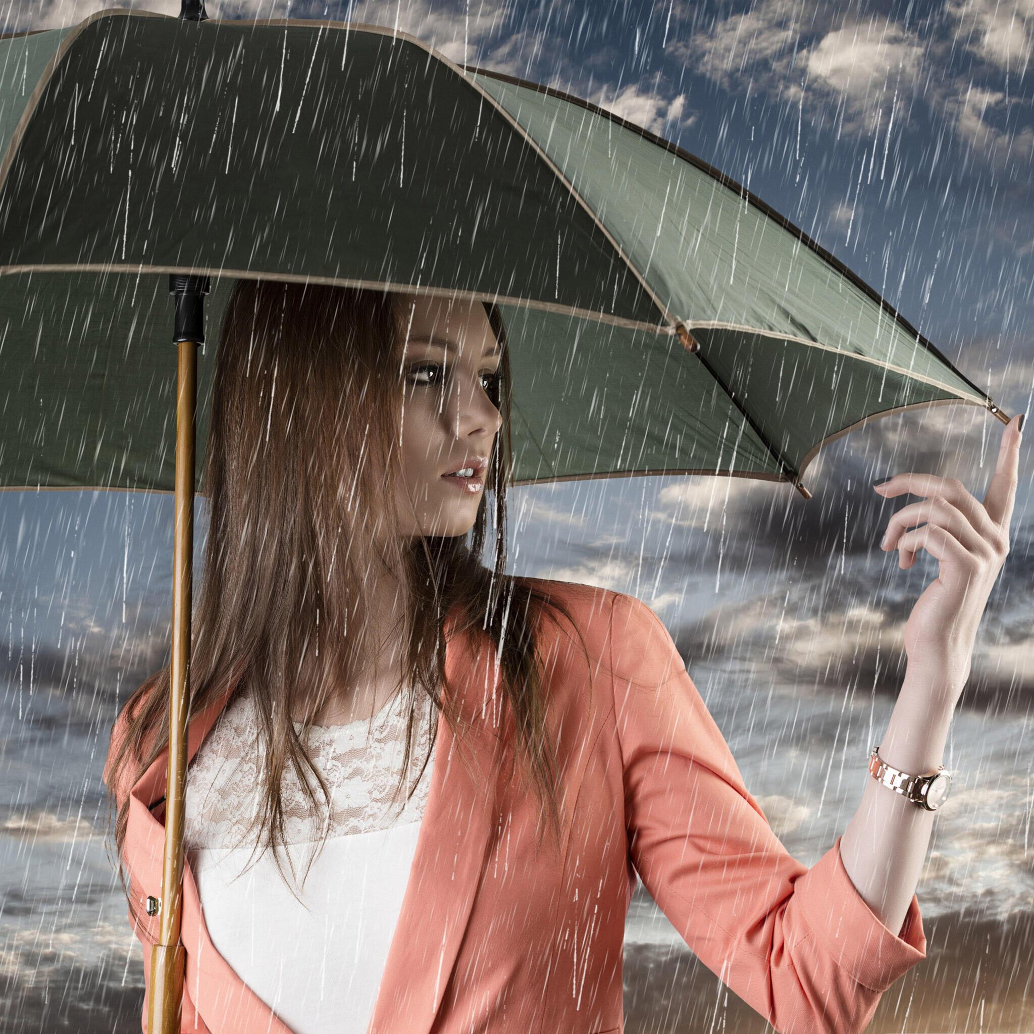 Вредный дождик. Девушка дождь. Под дождем. Красивая девушка с зонтом. Девушка под дождем.