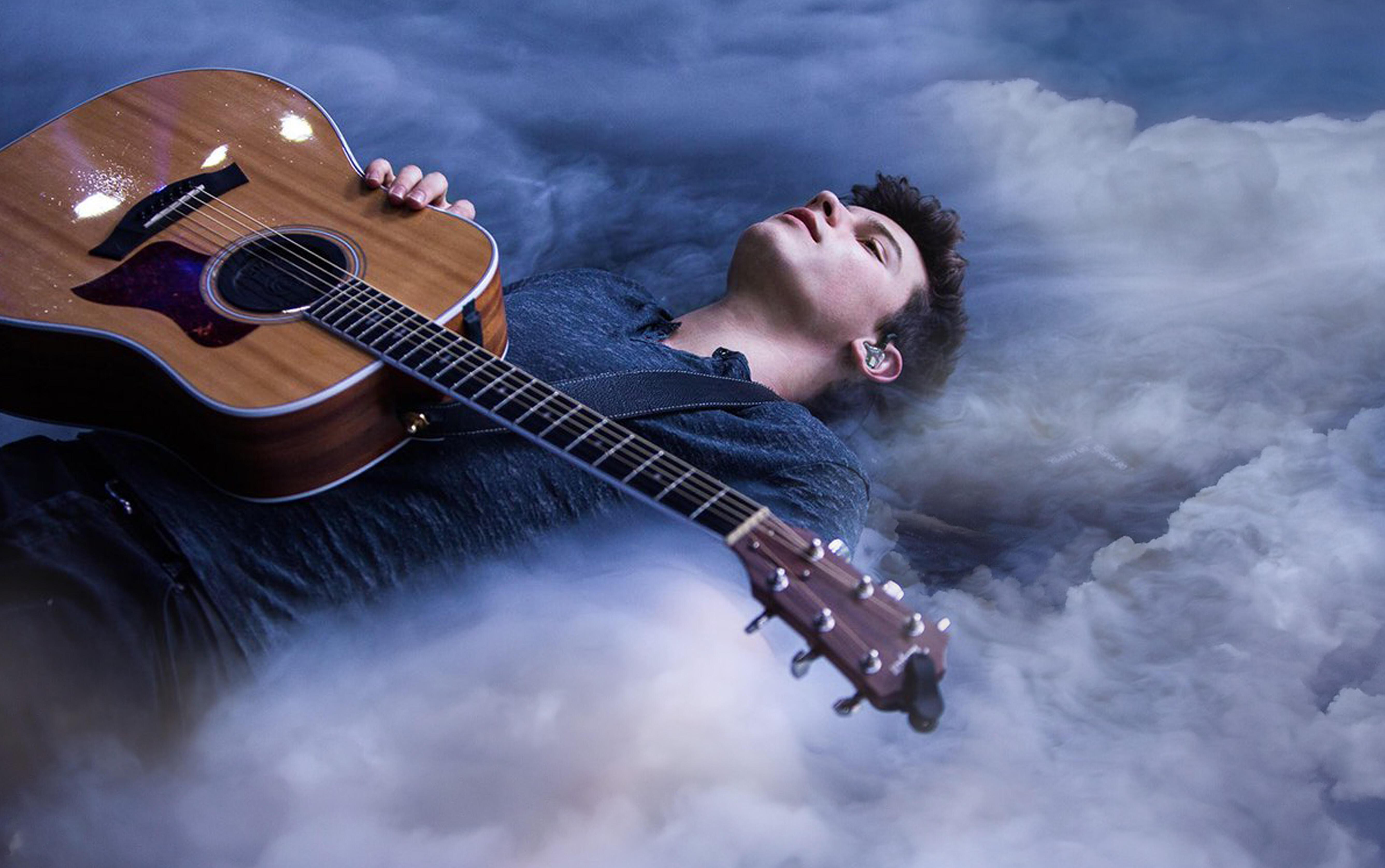 Посмотри на небо кто исполняет. Шон Мендес с гитарой. Шон Мендес 2023. Шон Мендес фото. Шон Мендес Эстетика.