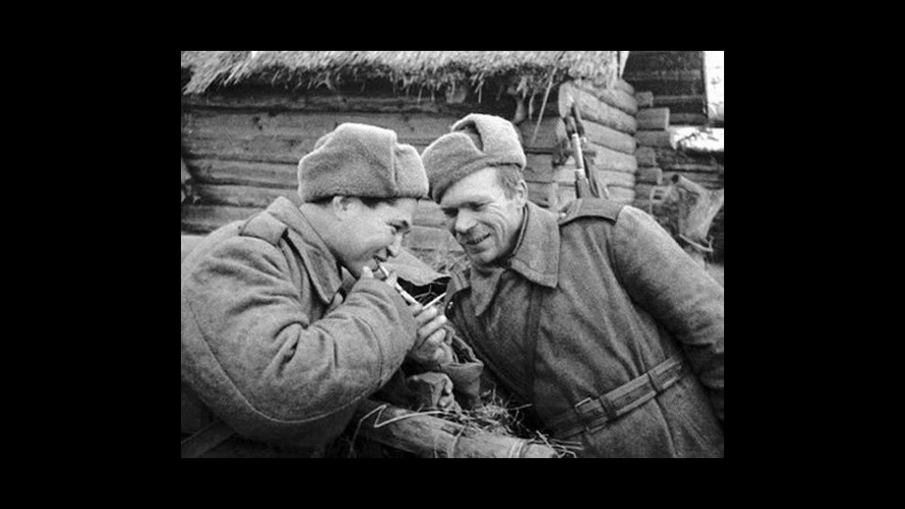 Советские солдаты курят