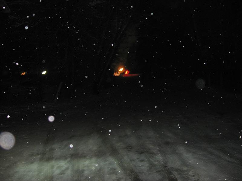 в заснеженной пустыне огонек