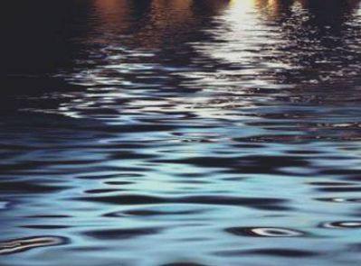 Душ наших двери срывает с петель...