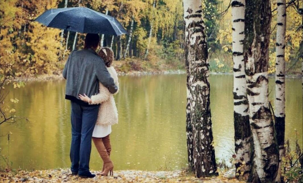 О берег волны с плеском бились