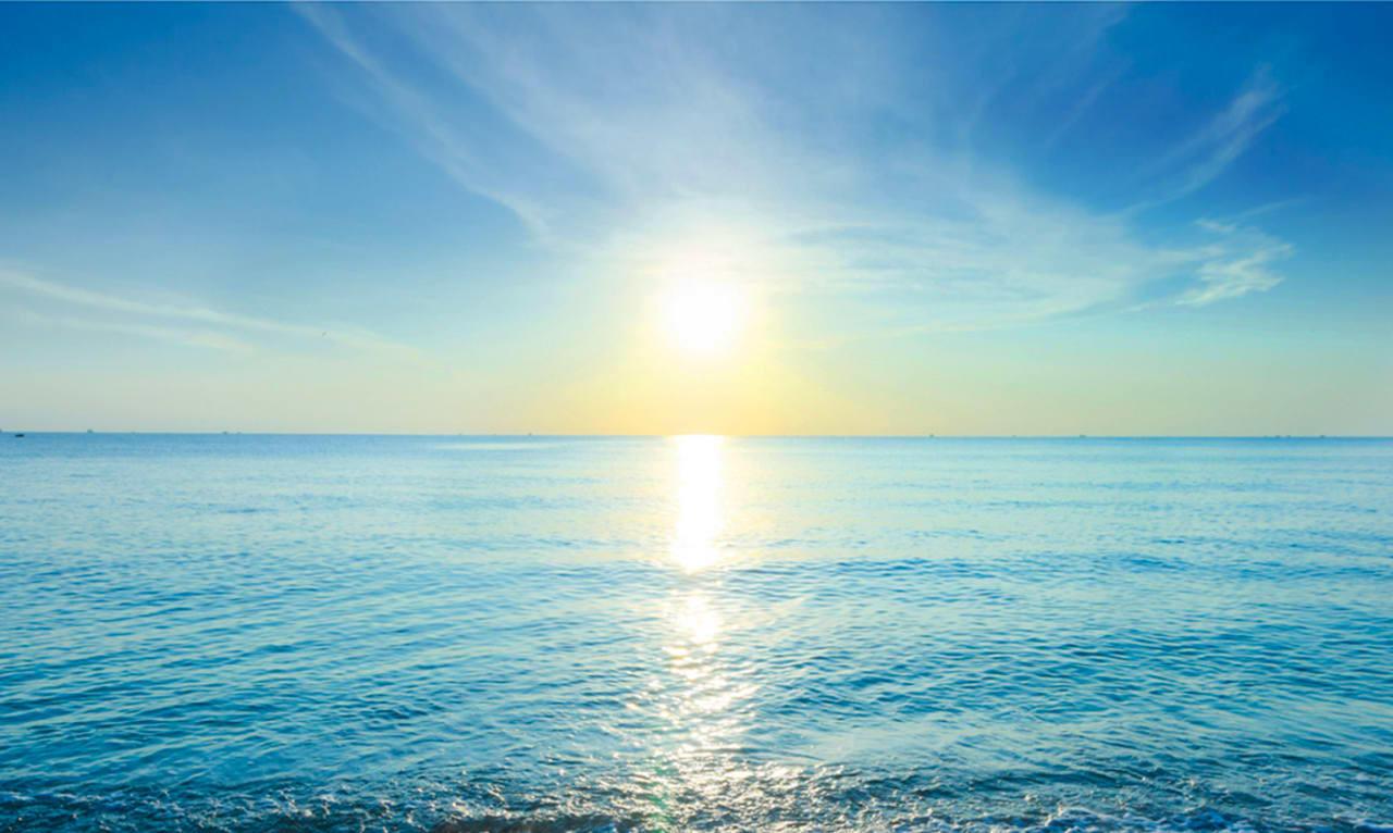 Прекрасно море в час закатный