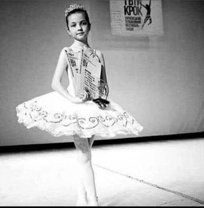 Девочка танцует балет