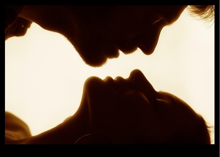 Почему уходит страсть. Нежный поцелуй. Поцелуй картинки. Крепкий поцелуй. Красивый поцелуй на ночь.