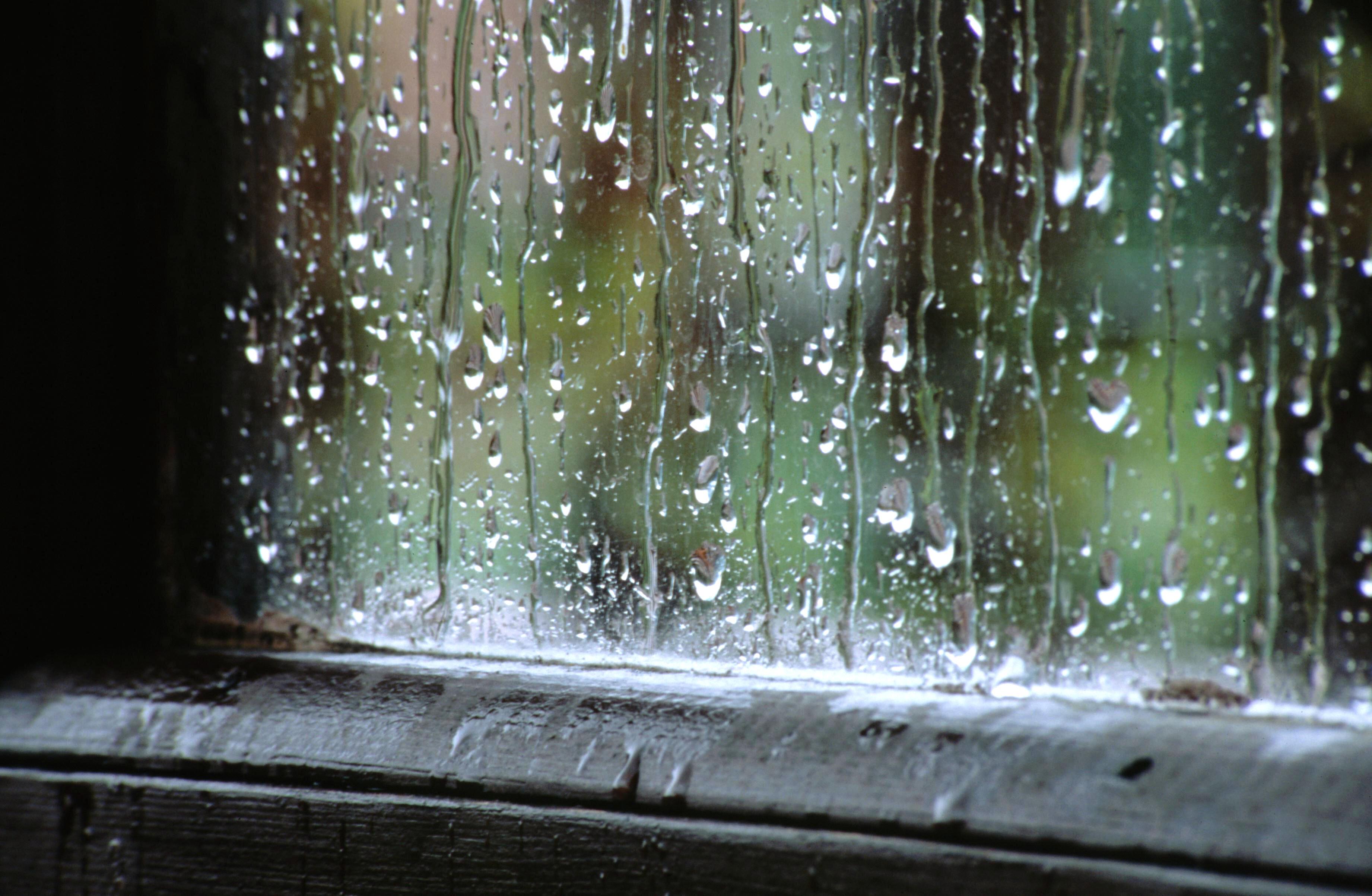 И снова стучит в окно. Дождь в окне. Дождь в окно стучится. Дождливое окно. Дождь за окном.