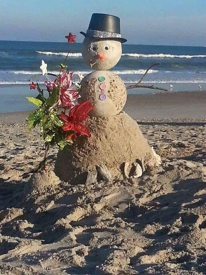 Песчаный снеговик.