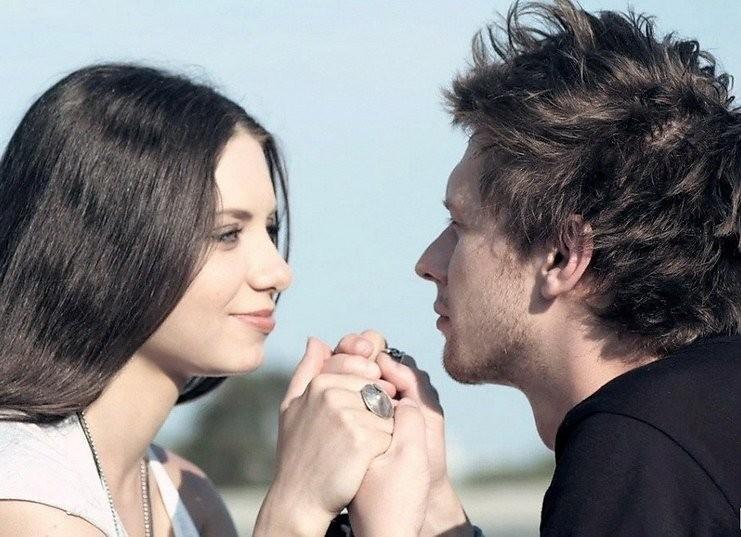 Глаза в глаза,в руке рука...