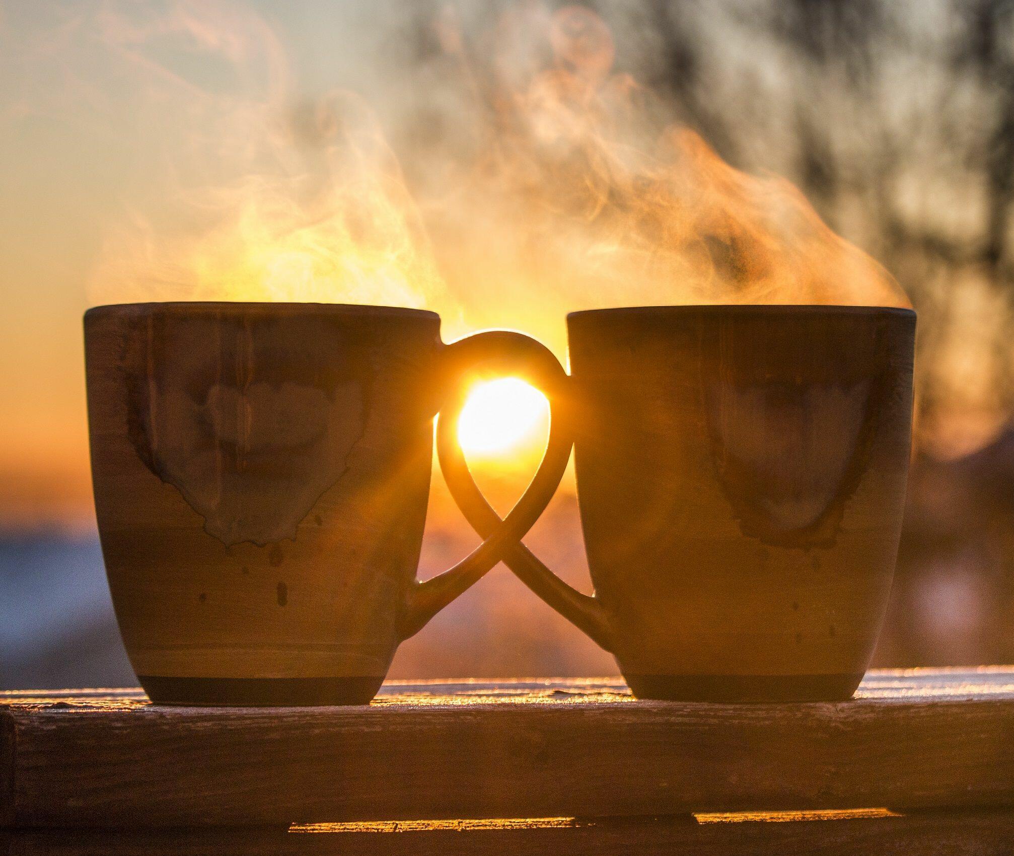 Кофе вдвоем песня. Чашка чая для любимого. Утро кофе солнце. Горячий чай. Две чашки чая.
