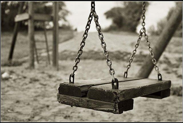 Качнуть усталые качели...