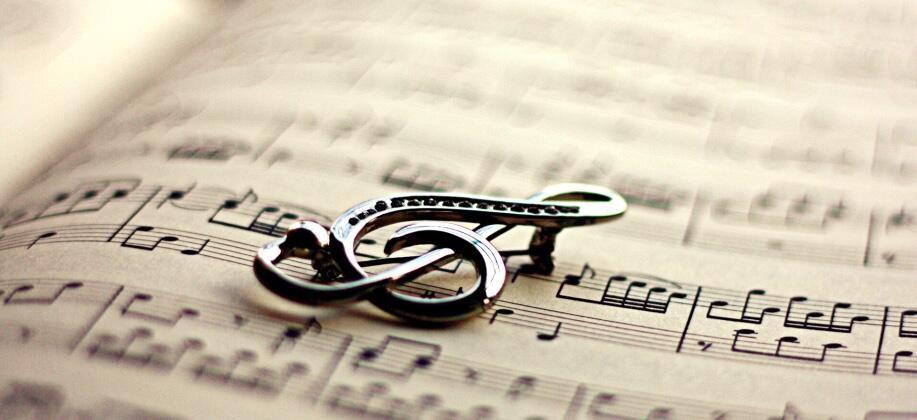 Сповзаються тіні сині...