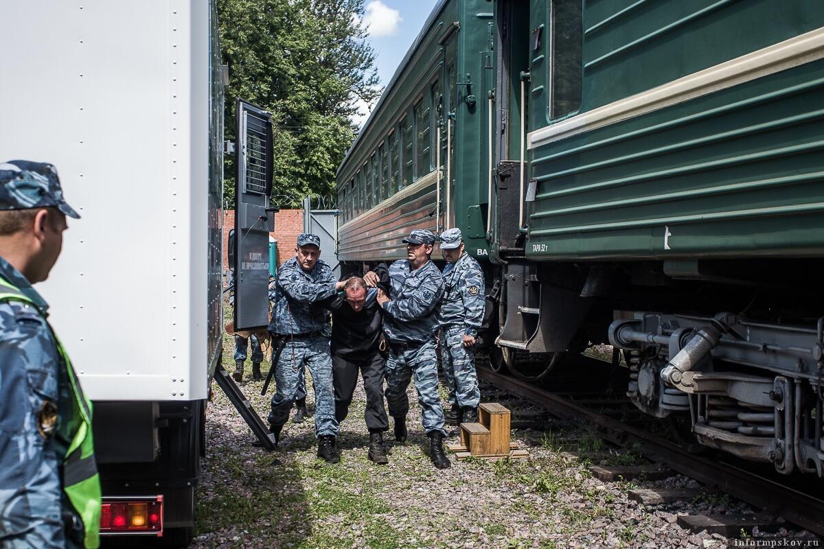 Под конвоем...