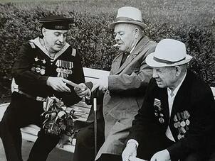 Ветераны в саду