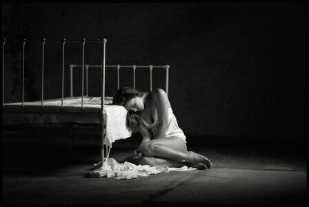 Брошенная женщина, черная, как ночь