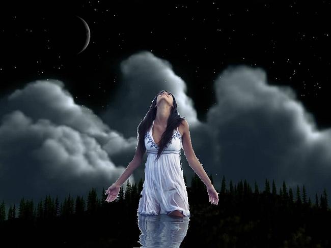 Тает луна на небе печаль песня. Девушка и небо. Девушка кричащая в небо. Девушка обращается к небесам. Девушка и ночь.