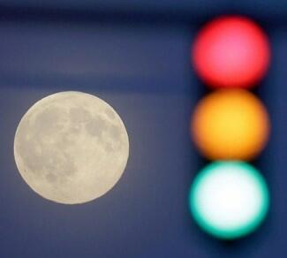 На жёлтый светофор Луны...