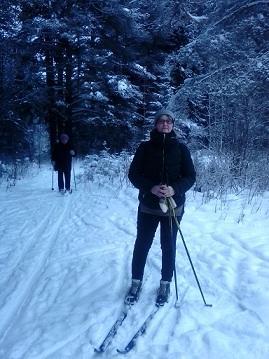 На лыжах в лесу
