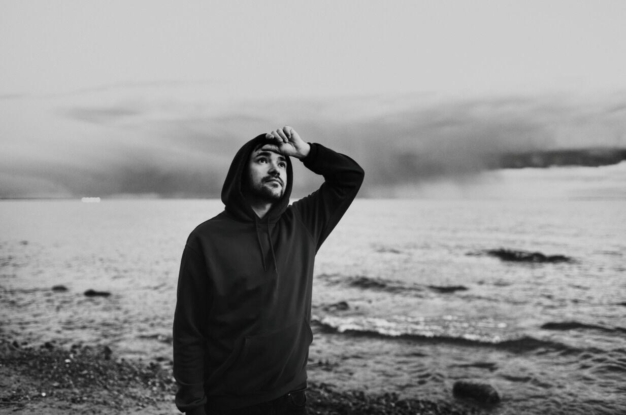 Взгляд загорелся новою строкой...