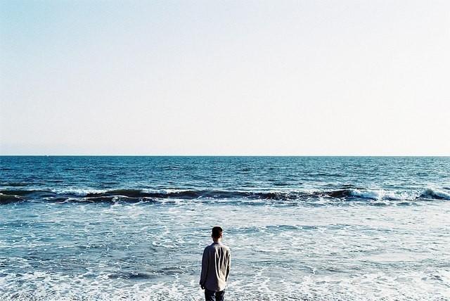 Фото парень спиной у моря