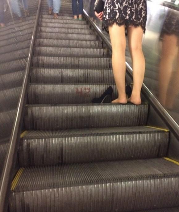 Нас связал эскалатор метро...