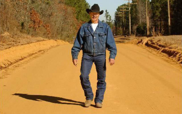 НУ НЕ ПРИВЫК , УБЕЙТЕ , ШАРКАТЬ НОЖКОЙ !