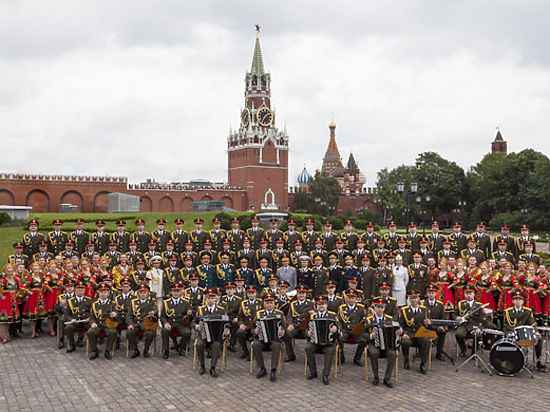 Хор Александрова идет по миру...