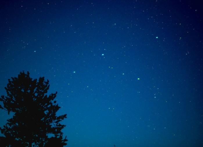 На небе среди тысячи созвездий