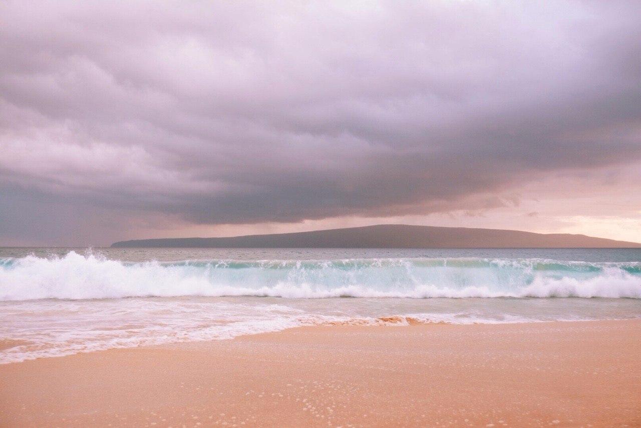 Где-то море с волнами играет.