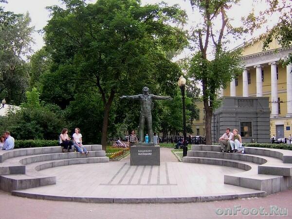 ПЛЕТУСЬ ПО БУЛЬВАРНОМУ