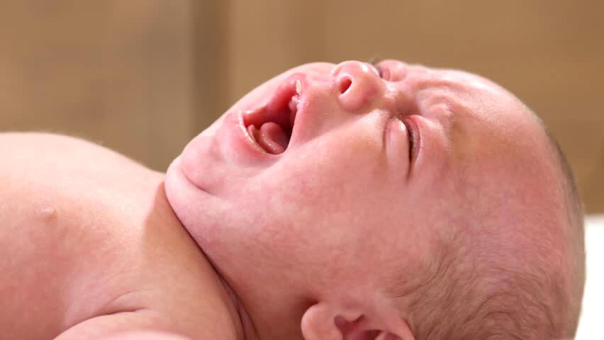 Почему новорожденный пукает. Младенец плачет. Почему новорожденный голосисто кричит. Бледный Плачущий младенец.