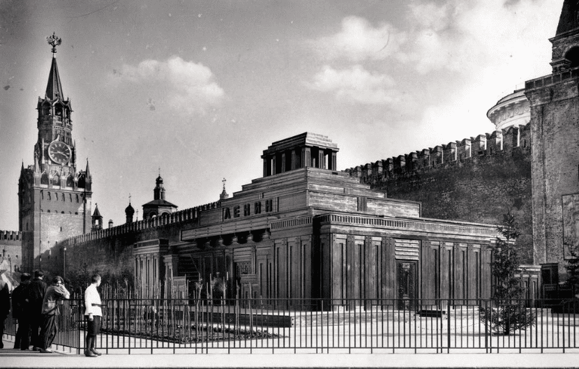 Два мавзолея*