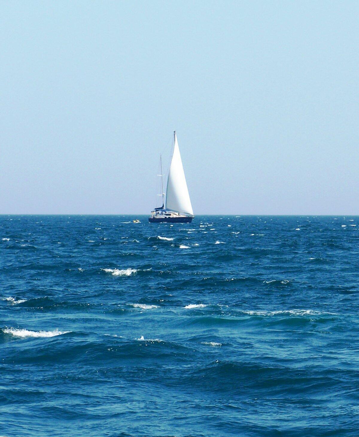 Блог парус у моря. Море Парус. Яхта в море. Белый Парус. Белый Парус в море.