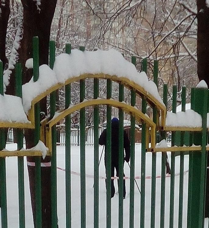 Снег сыпет и сыпет, сугробы полметра