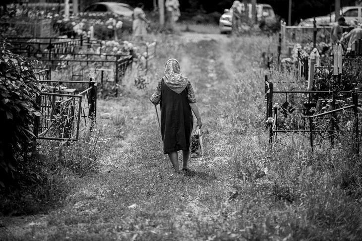 На кладбище