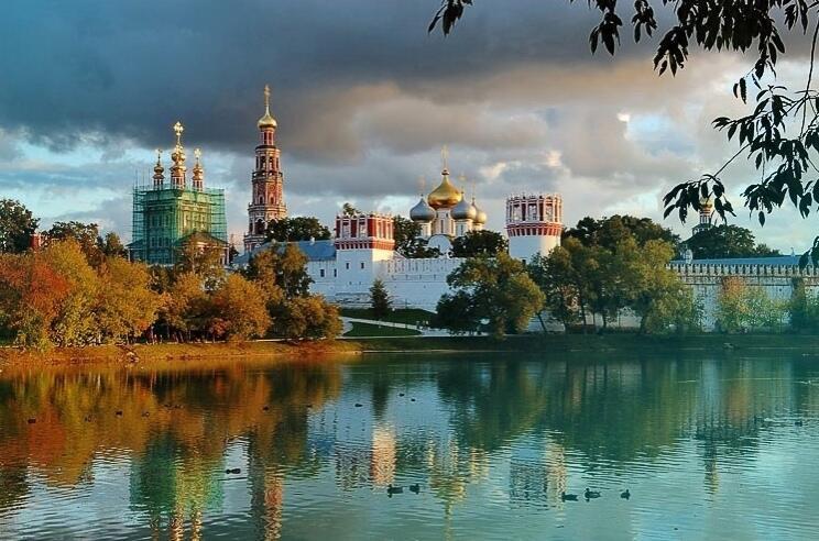 Глядя на фотографию Новодевичьего монастыря…