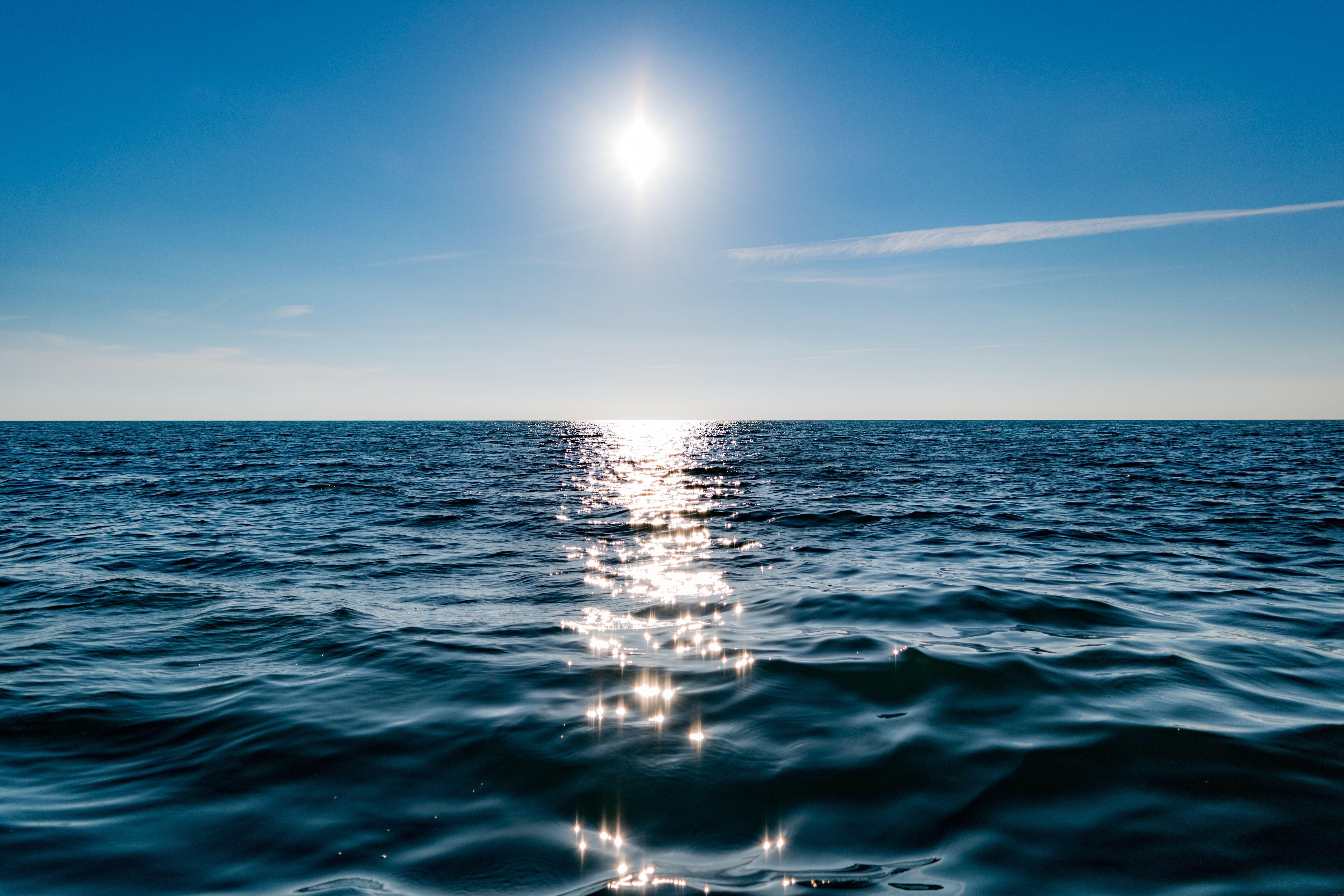 Воду греет солнце. Море Горизонт. Морская гладь. Отражение солнца в море. Спокойный океан.