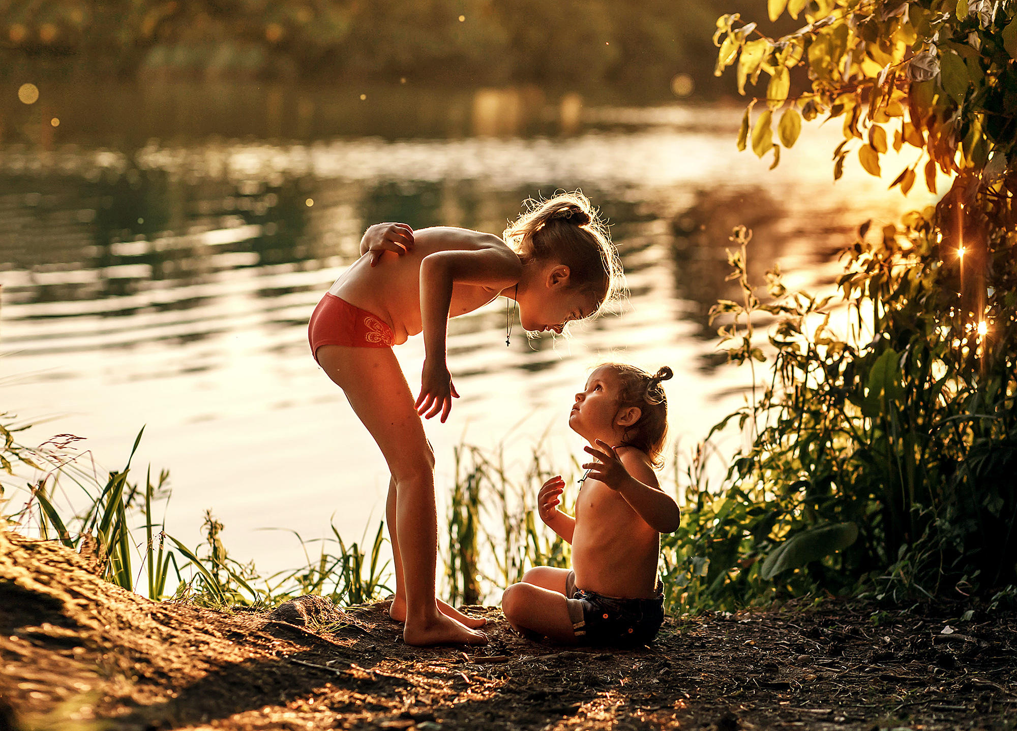 Гулять купаться. Дети на озере. Летом на речке. Детишки на речке. Река для детей.