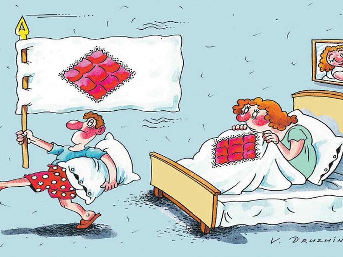 Про спящую жену. Карикатуры супружеская спальня. Смешные картинки спят муж с женой. Карикатуры на супругов в постели. Муж и жена спят отдельно.