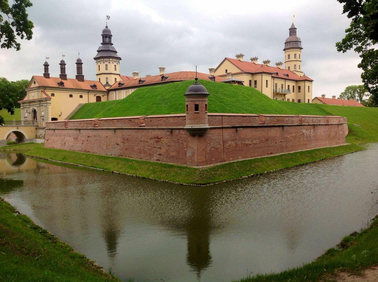 Несвижский замок (посв. польскому королю Сигизмунду и Барбаре Радзивилл)
