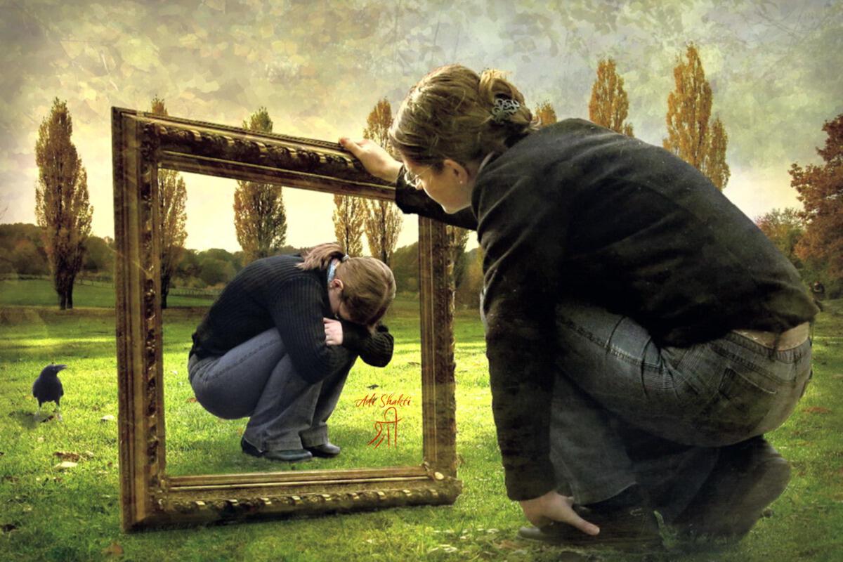 Несчастье показывает. Отражение в зеркале. Взгляд на себя со стороны. Сожаление о прошлом. Отражение человека.