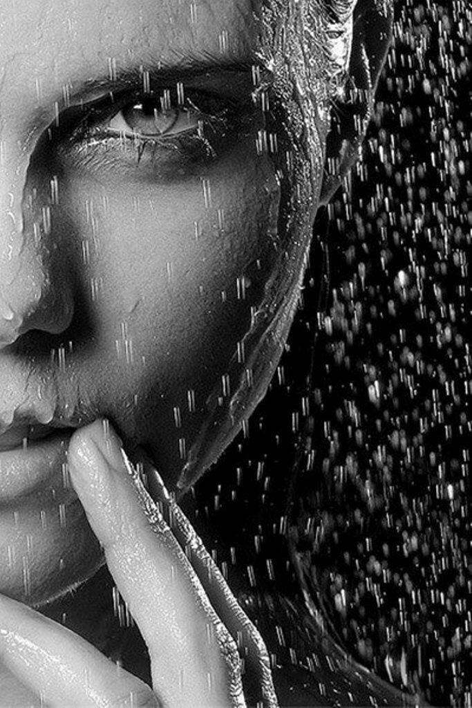 Слушать песни слезы вода. Девушка под дождем. Девушка в каплях воды. Мокрое лицо. Девушка с каплями воды.