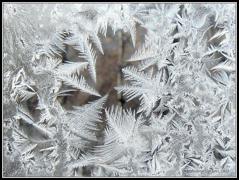 Расшит узором на стекле