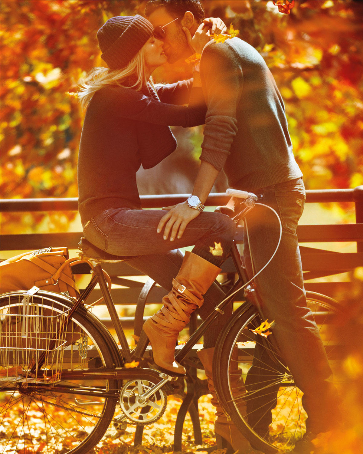 Полностью любовь. Осень влюбленные. Вдвоем осенью. Романтика осень любовь. Мужчина и женщина осень.