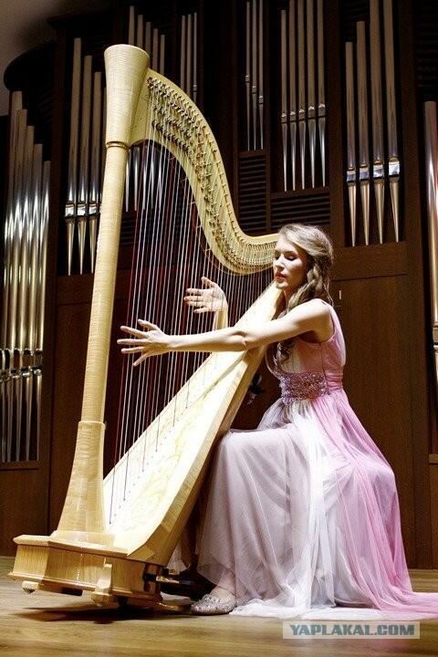 Арфистка.