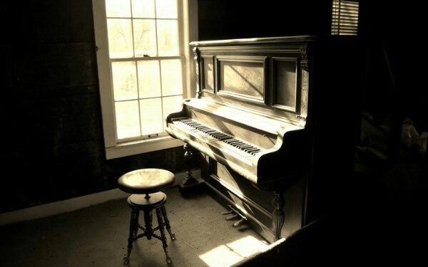 В углу, когда-то, стояло пианино