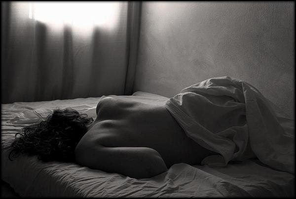 Свернулась калачом на порванных простынках